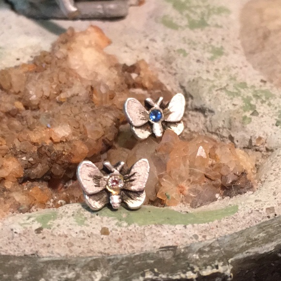 Kawaii butterfly posts BOGO - Picture 1 of 3